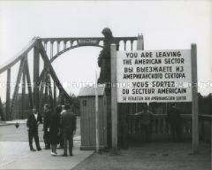 Am West-Berliner Grenzübergang Glienicker Brücke ("Brücke der Einheit") in Richtung Osten