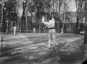 Tennisplatz mit Spielern