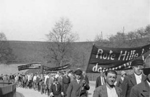 Demonstranten mit Transparenten der Roten Hilfe, "Heraus mit den politischen Gefangenen" und "kämpft mit der Revolutionären Gewerkschaftsopposition für die 40 Stundewoche mit Lohnausgleich