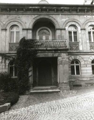 Markneukirchen, Fruchtmarkt 4. Wohnhaus (1851/1900). Portal und Balkon
