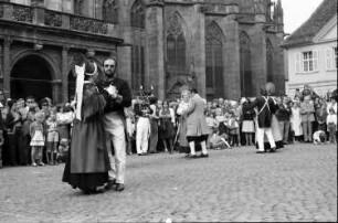 Freiburg: Münsterplatz; Trachtengruppe aus Villingen