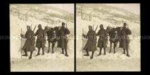 Soldaten einer Scheinwerferpatrouille
