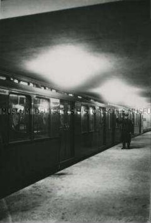Schaffner der Berliner U-Bahn in unterirdischem Bahnhof