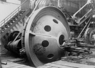 Holzkammrad bei der Bearbeitung auf der Drehbank (Amme, Giesecke und Konegen) : Technikgeschichte | Maschinenbau | Kraftmaschinen | Wasserkraftmaschinen