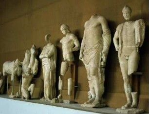 Ostgiebel, Figur D, Pferd vom Viergespann, Figur B, Myrtilos; Figur F, Sterope (Hippodameia?); Figur I, Oinomaos; Figur H, Zeus; Figur G, Pelops : Olympia, Archäologisches Museum. Ostgiebel des Zeustempel, Figur D, Pferd vom Viergespann, Figur B, Myrtilos; Figur F, Sterope (Hippodameia?); Figur I, Oinomaos; Figur H, Zeus; Figur G, Pelops, 3. Jahrzehnt des 5. Jh. v. Chr.