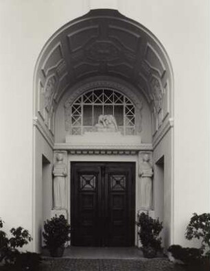 Mittweida, Friedhofskapelle : Mittweida, Friedhofskapelle, Chemnitzer Straße, um 1905, Portal