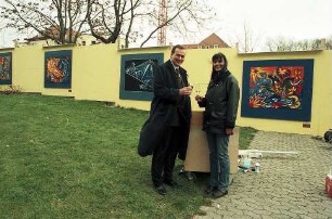 Freiburg im Breisgau: Großgemälde am Bauzaun an der Frauenklinik