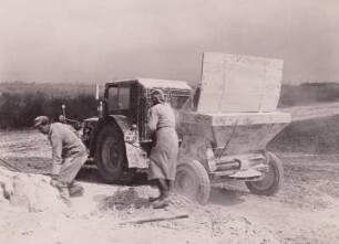 Bannewitz, Maschinen- und Traktorenstation, Beladen eines Kalkstreuers