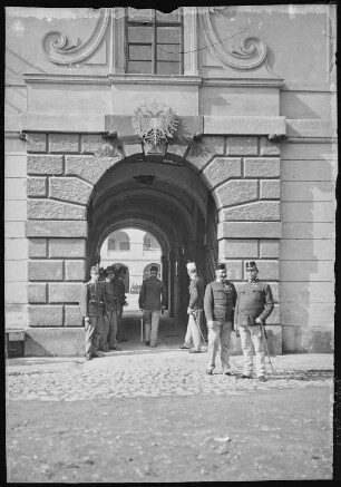 Theresienstadt. Kleine Infanterie-Kaserne, Haupttor : Theresienstadt. Haupttor der kleinen Infanterie-Kaserne mit posierenden Infanteristen
