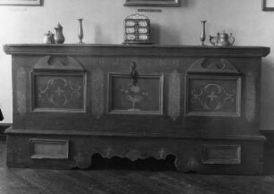 Truhe mit geschnitzen ornamentalen Feldern und Intarsien