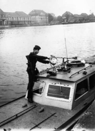 Patrouillenboot im Osthafen
