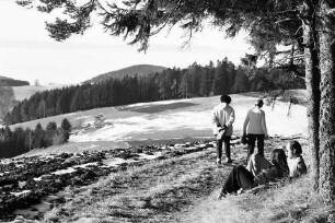 St. Peter: Vom Oberen Eck; Spaziergänger mit sitzender Gruppe am Wald