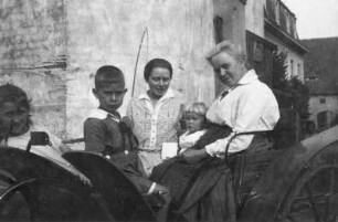 Meusegast (heute: Dohna-Meusegast). Großmutter mit Tochter Enkeln in einer Kutsche im Hof des Ritterguts