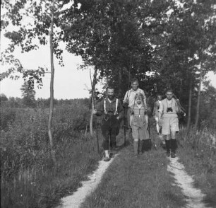 Familienbilder : Personengruppe auf einem Feldweg mit Rudolf Zimmermann, Pfingsten 1932