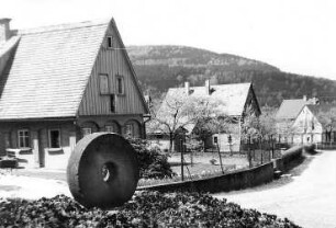 Jonsdorf. Ortsansicht mit Mühlstein, Ansichtskarte
