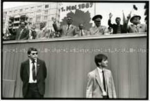 Maidemonstration auf der Karl-Marx-Allee 1987, Tribüne
