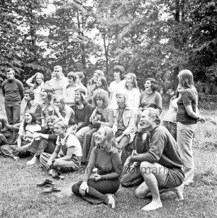 Franz-Spliedt-Heimes in den späten 1950er und frühen 1960er Jahren: Jugendheim des Deutschen Gewerkschaftsbundes (DGB-Nordmark): Seebergen: Jugendgruppe im Park auf Rasen: dahinter Bäume
