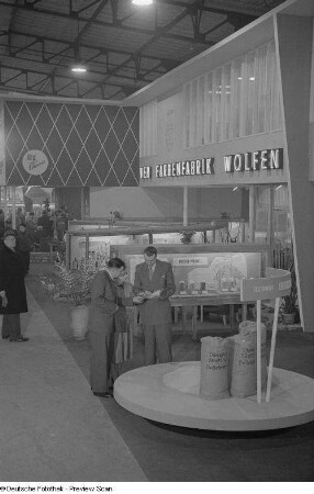 Blick auf den Messestand des VEB Farbenfabrik Wolfen