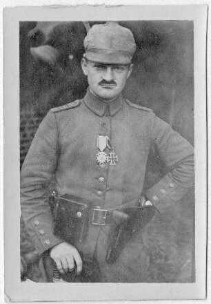 Offizier [Otto Ritter von Lang] stehend mit Uniform, Orden und Koppel