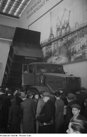 Besucher vor einem sowjetischen Lastkraftwagen des Typs GAZ-51