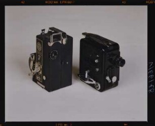Objektbild für Katalog "Lebende Bilder. Eine Technikgeschichte des Films", 9,5-mm-Schmalfilmkamera "Midas Standard Camera Projector", London 1933 (links) und Dekko Standard Modell von Dekko Camera Ltd., Slough 1934