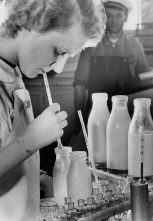 Loborantin untersucht in einer Meierei Milch