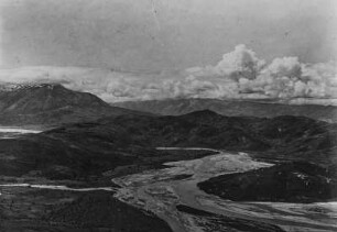Das Vjosatal : Blick auf das Tal des Flusses Vjosa mit Gebirge im Hintergrund