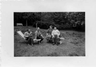 Albumseite : Ferien im Komponistenheim Hildburghausen/Thüringen. Kunstledereinband (Falbin-Erzeugnis) mit Goldrahmung, geprägt, Papier, geklebt, ca. 8,9 x 12,3 x 2,5 cm (1965). Dresden: SLUB, Deutsche Fotothek 2013.A.210