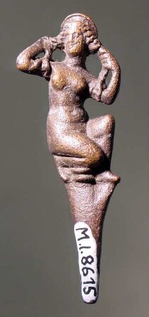 Bekrönung einer Schmucknadel mit Figur der kauernden und sich das Haar ordnenden Aphrodite
