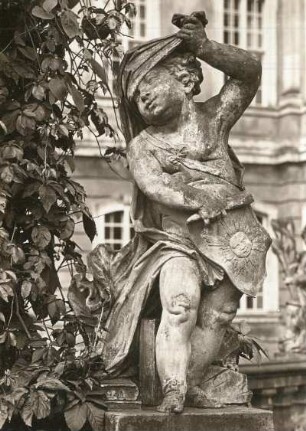 Putto: Der Tag : Putto im Ehrenhof (Südrand), Höhe 1,20m