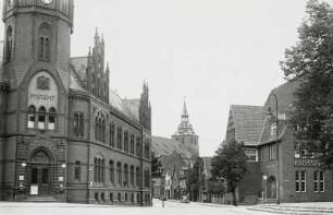 Lüneburg, Blick auf die Michaeliskirche : Lüneburg. Auf dem Meere mit Postamt und Kreissparkasse. Blick nach Südwesten zur Michaeliskirche