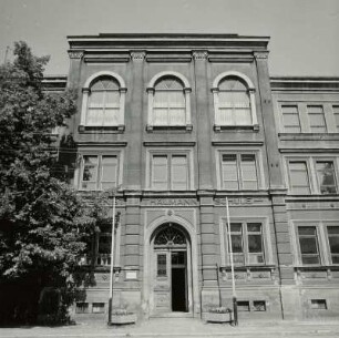Glauchau, Lindenstraße 45, Wehrdigtschule, Mittelrisalit mit Eingang