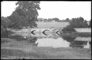 Grillenburg. Schlossteich mit Brücke
