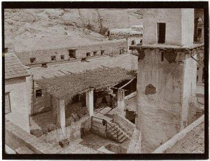 Nebenhof des Sinaiklosters [Gebel musa, Katharinenkloster] Araber bringen Getreide