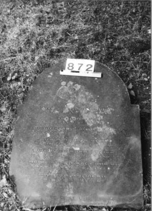 Grabstein 872 (Index: 99630374) Material: Sandstein Zustand: abgebrochen, liegend Maße HxBxT: 79x67x8 cm Beschreibung: Stele mit eingezogenem Rundbogenabschluß: Grabstein 872