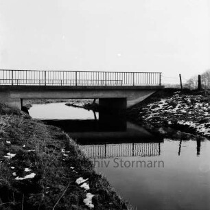 Alster: hinten Brücke der Wakendorfer Straße: rechts und links an Uferböschung Schneereste: Winter