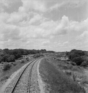 Bahnschiene : Eine Bahntrasse durchschneidet die Landschaft