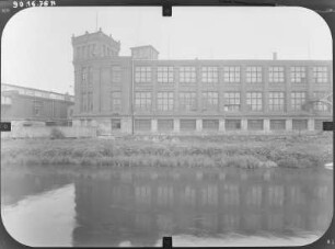 Flöha, Claußstraße 3. Ehem. Baumwollspinnerei (Alte Baumwolle, 19. Jh.). Wasserbau. Ansicht über die Zschopau von Nordost