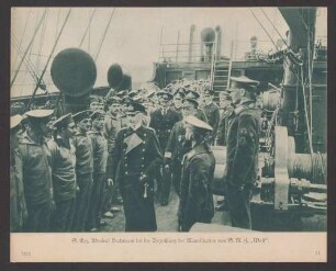 S. Exz. Admiral Bachmann bei der Begrüßung der Mannschaften von S.M.H. "Wolf".