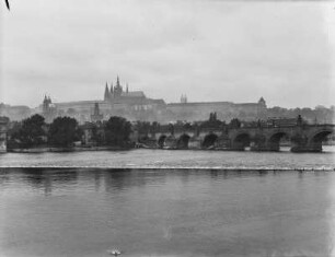 Hradschin und Karlsbrücke : Ansicht der Stadt Prag mit dem Hradschin und der Karlsbrücke von der Moldau aus gesehen.