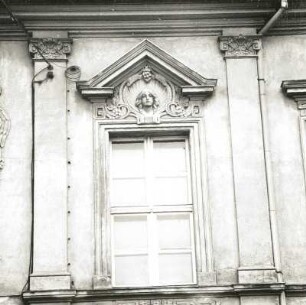 Cottbus. Ehemalige Kornbrennerei Ernst Graske : Cottbus. Wohnhaus, Burgstraße 17, Ende 19. Jahrhundert. Giebelfenster (Obergeschoß)
