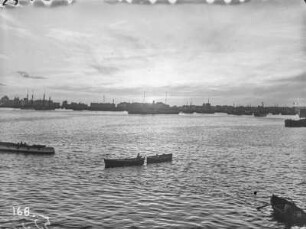 Im Hafen : Blick in den Hafen mit Booten