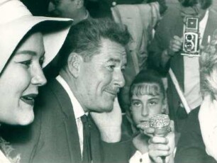 IFF 1957. Patrice Wymore, Errol Flynn
