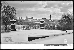 Dresden im Schnee, Blick vom Neustädter Elbufer auf die Altstadt