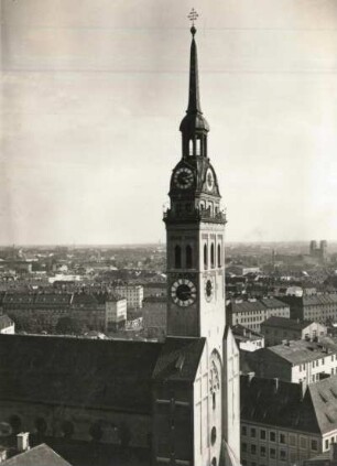 München, Blick vom Rathausturm auf den Turm der Peterskirche