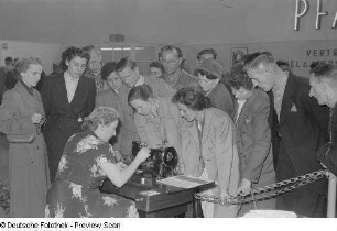 Besucher bei der Vorführung einer Nähmaschine, Technische Messe 1953