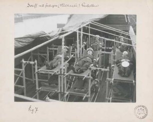 Foto von auf einem Schiff montierten mit Soldaten belegten Gestellen für den Verwundetentransport