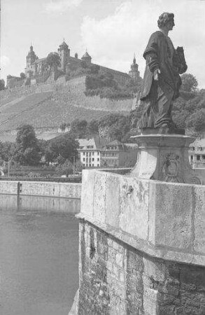 Würzburg: Pfeiler mit Heiligenfigur und Festung