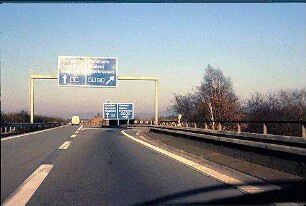 Einfahrt in Kreisel Nordost (Karlsruhe Richtung Mannheim) von Nebenfahrbahn Ost (Karlsruhe Richtung Heidelberg)