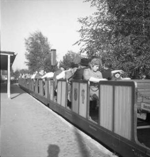 Dresden-Altstadt. Großer Garten. Ausflug mit der Pioniereisenbahn. Zug am Bahnsteig